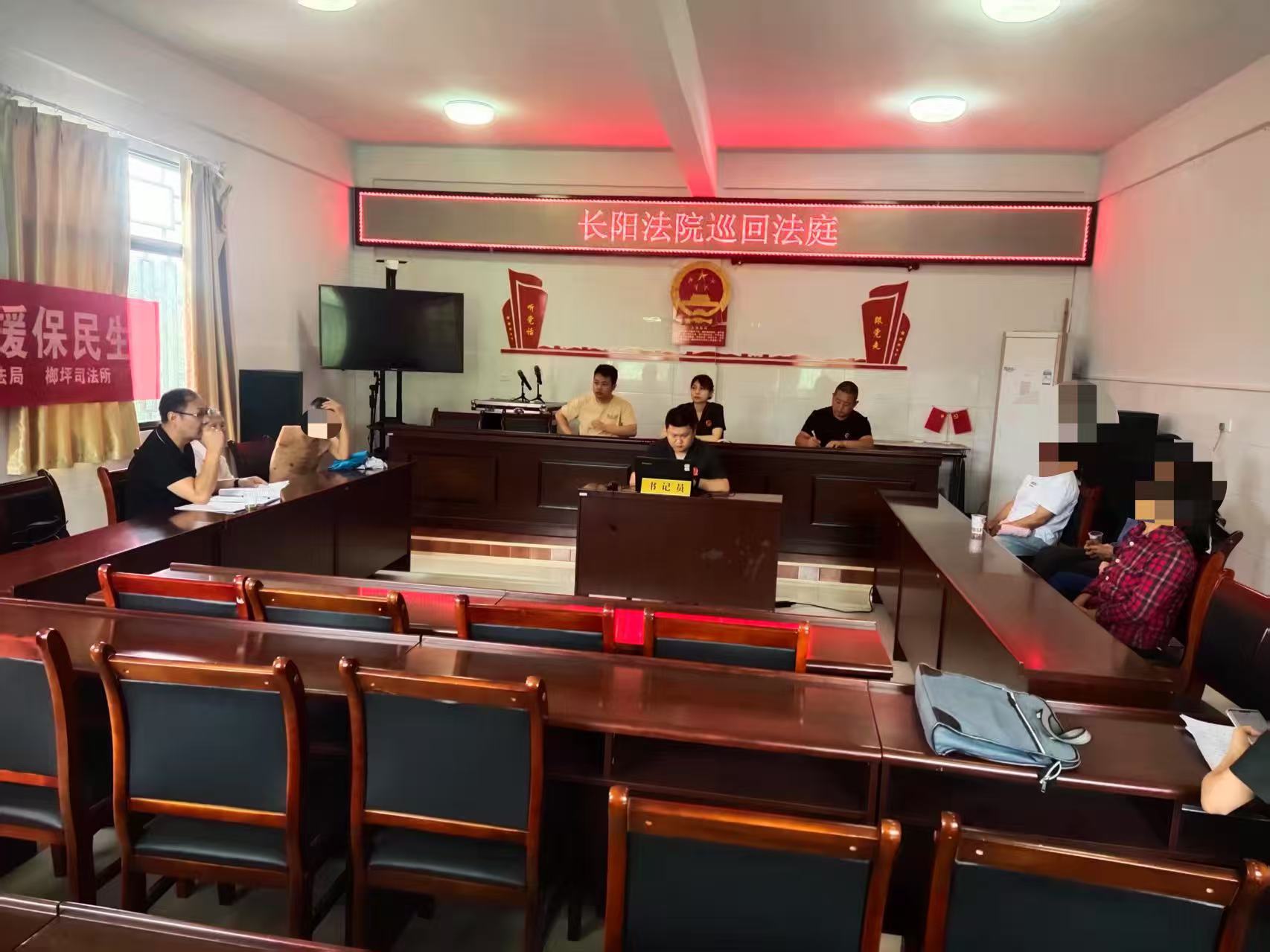 榔坪人民法庭上门调解.jpg